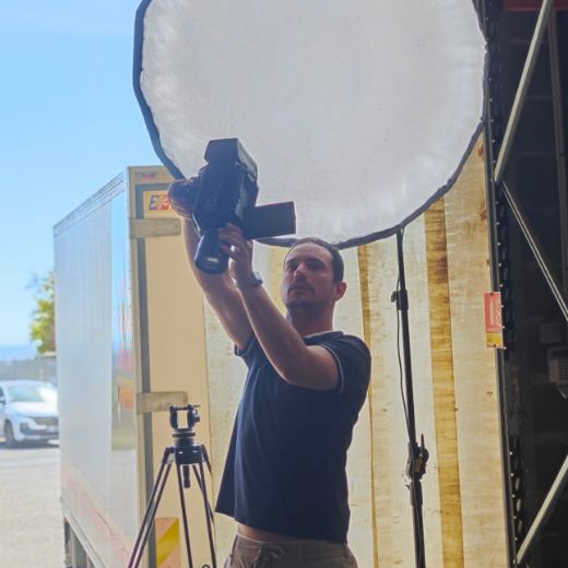 Axel Milon aujourd’hui, caméra en main, réglant une lumière en tournage