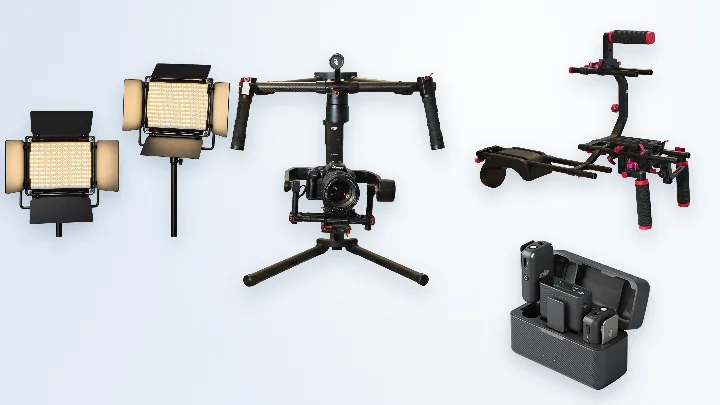 Les accessoires : 2 lumières LED, un stabilisateur 3 axes, un rig d’épaule, les micros-cravates