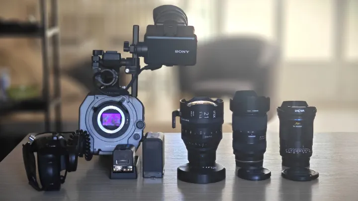 Le Sony FX9 et ses 3 optiques, posés sur une table